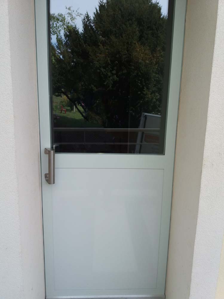 Porte métal avec fenêtre
